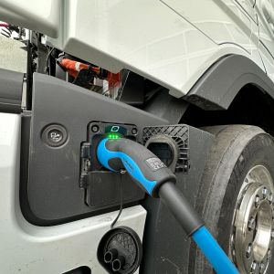 Messing Elektro-LKW Laden